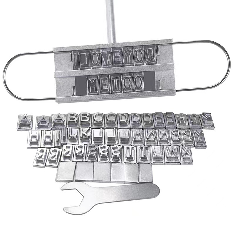 Háromrészes grillsütő branding készlet betűkkel — betűs márkajelzés és grillsütő lenyomat