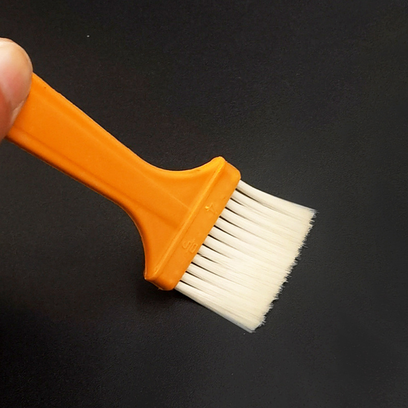 Plastmasas BBQ suka ar plastmasas rokturi (Sukas materiāls: plastmasa; Rokturis: plastmasas; Kategorija: BBQ suka; Kastes daudzums: 2640)