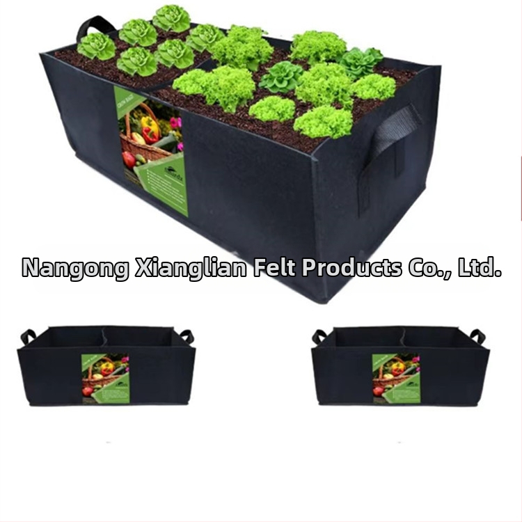 Ültetőzsák, nemszövött anyagból, lélegző és korrózióálló, padlóra állítható kivitelben, otthoni kertészkedéshez és erkélyi zöldségtermesztéshez.