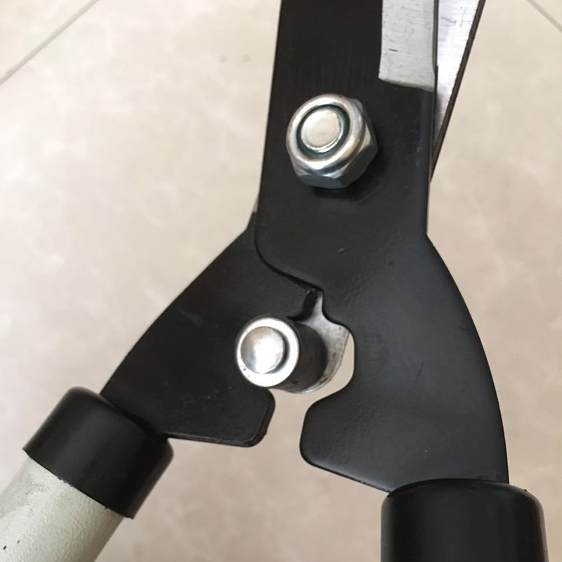 metszőolló vasnyéllel és mangán acél pengével kertrendezésre, oltásra és gyepápolásra