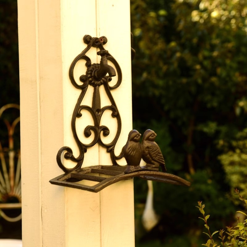 Kerti falidísz: retro öntöttvas csap és madár motívum, tartó a vízcsőhöz és magasnyomású vízipisztoly