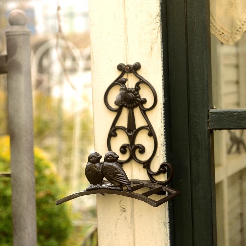 Kerti falidísz: retro öntöttvas csap és madár motívum, tartó a vízcsőhöz és magasnyomású vízipisztoly