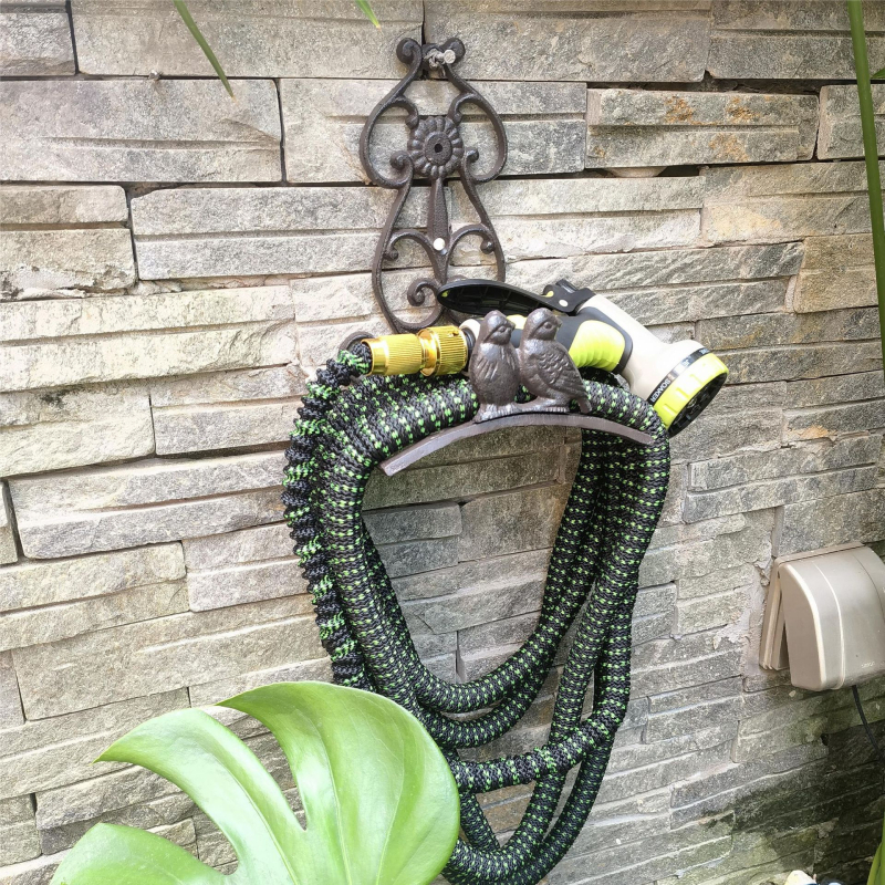 Kerti falidísz: retro öntöttvas csap és madár motívum, tartó a vízcsőhöz és magasnyomású vízipisztoly