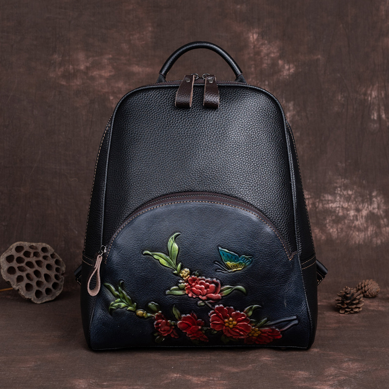 Jason Road elsőrétegű bőrből készült hátizsák – nagy kapacitás; cipzáras zárás; belső zsebek: cipzáros zseb, telefon zseb, ID-zseb, kamera zseb; légáteresztő, lopás elleni védelem