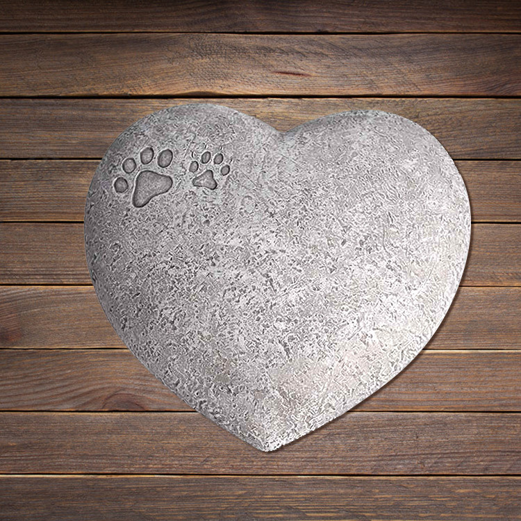 Сърцевиден паметник за домашни любимци от синтетична смола – модерна скулптура, лазерно гравиране, персонализирано