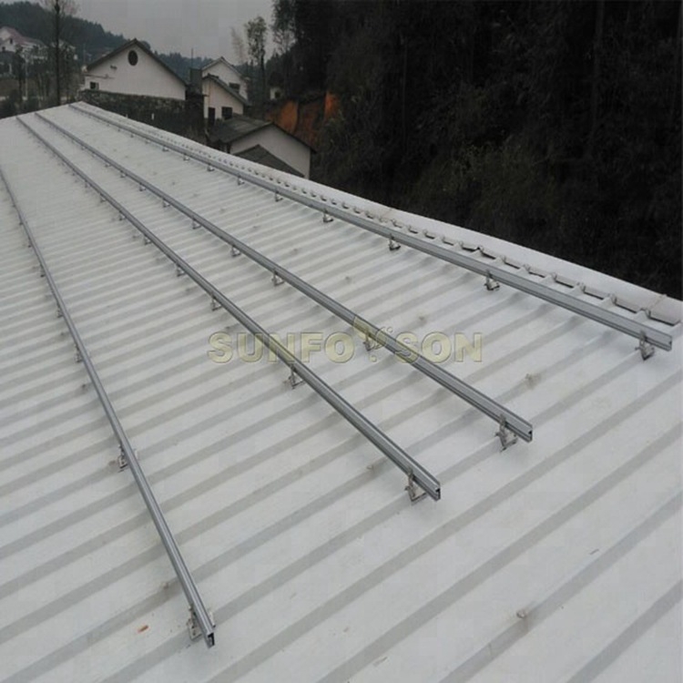 SunRack aliuminio lydinio stogo laikiklis fotovoltiniams plokštėms – nuolydžio stogo čerpių laikiklis su vertikaliu siūlės jungtimi, reguliuojamas svoris