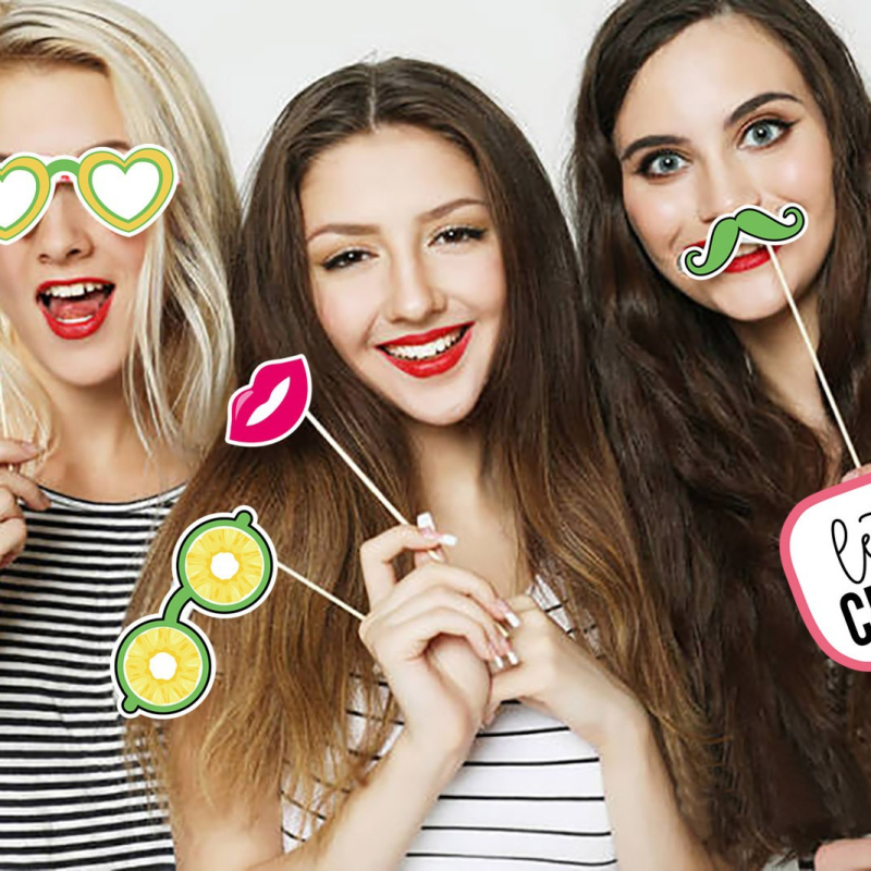 Ръчно държими фото пропс за парти – ананас и фламинго, хартиени бради (Материал: хартия; Процес: ръчна изработка; Персонализация: Да; Категория: аксесоари за грим и костюми)