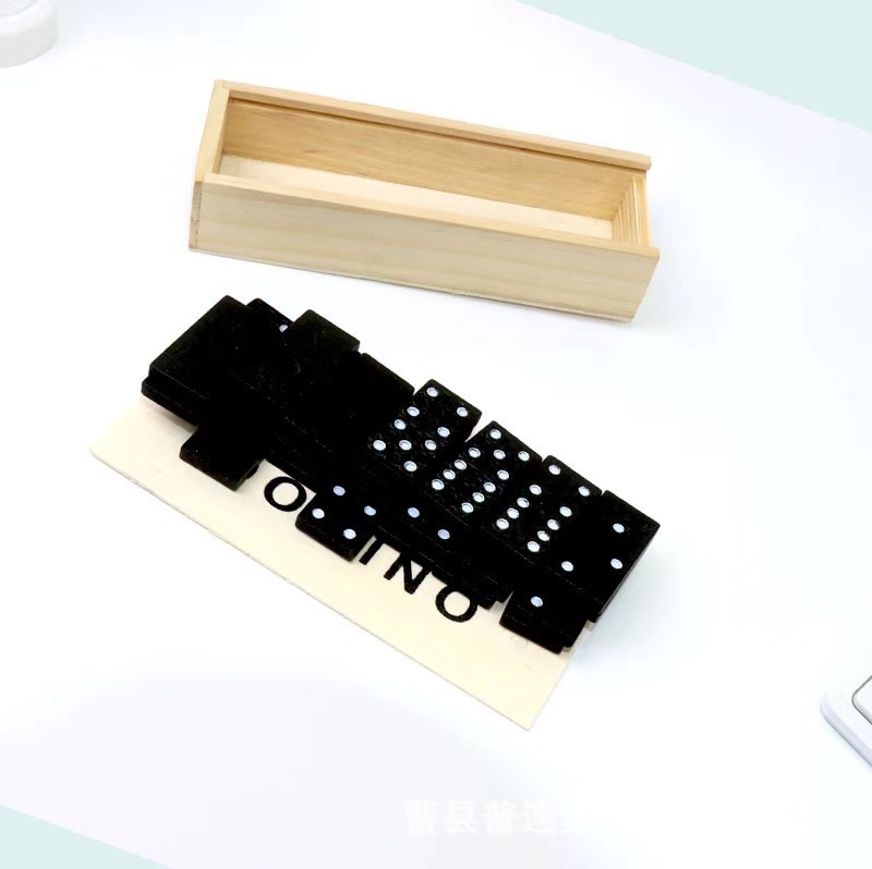 Medinė dėžutė stalo žaidimams laikyti su traukimo dizainu, natūralus medis, vidiniai matmenys ir apdaila pagal užsakymą, logotipo spausdinimas galimas