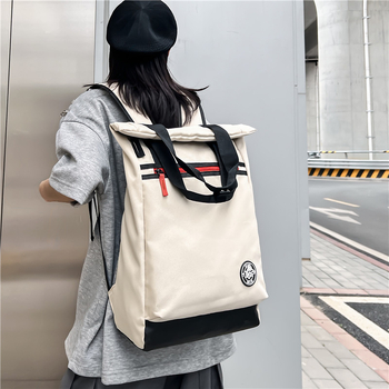 Σακίδιο με street-style σχεδιασμό, ύφασμα Oxford, χωρητικότητα 20–35 L, πλάτη με καμπύλη για σωστή στάση, μοτίβο με γράμματα, επένδυση πολυεστερική