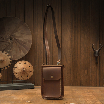 Férfiaknak való váll oldaltáska (Anyag: valódi bőr; Bőr típusa: első réteg tehénbőr; Belső: poliészter-pamut; Modell: 1268 kis táska; Mintázat: egyszínű)