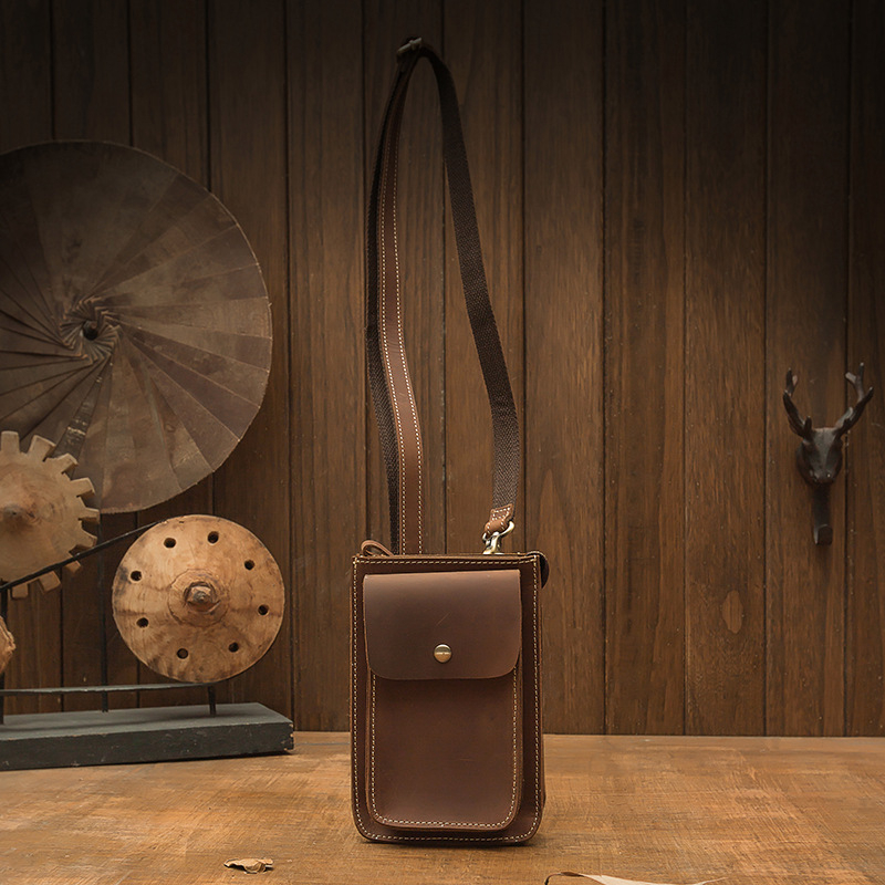 Férfiaknak való váll oldaltáska (Anyag: valódi bőr; Bőr típusa: első réteg tehénbőr; Belső: poliészter-pamut; Modell: 1268 kis táska; Mintázat: egyszínű)