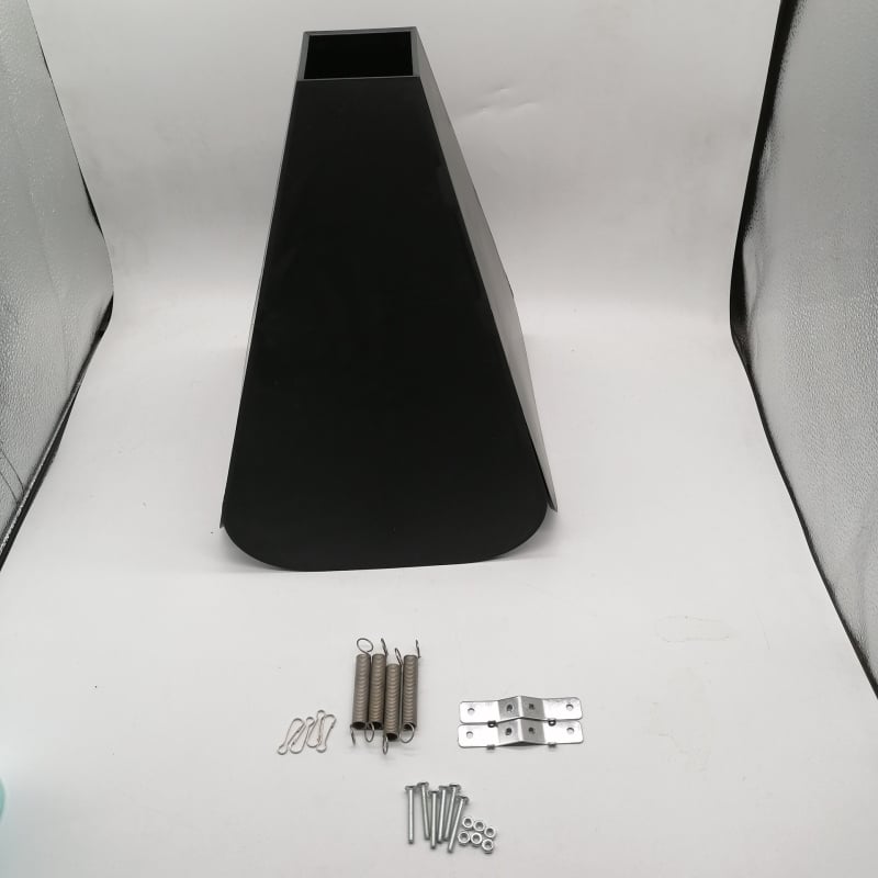 Пластмасова хранилка за птици с клапа против катерици и въртяща се висяща конструкция