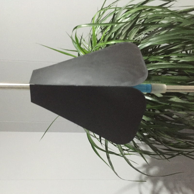 Пластмасова хранилка за птици с клапа против катерици и въртяща се висяща конструкция