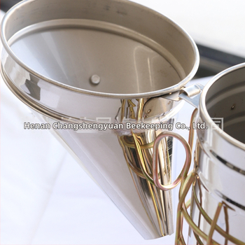 Εργαλεία Μελισσοκομίας: Ανοξείδωτος ψεκτήρας καπνού και γεννήτρια καπνού για τις μέλισσες