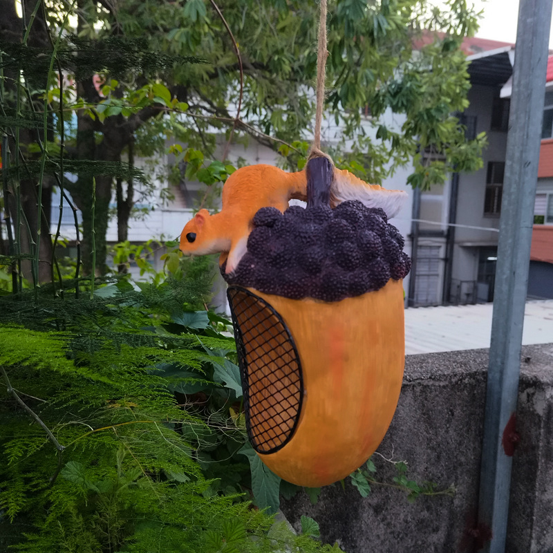 Viseća hranilica za ptice s vjevericom i borovom šiškom, za vanjsku upotrebu – balkon i vrt (Kategorija: Životinje; Materijal: Smola; Tip materijala: Plastika, Smola; Poklon: Ne; IP ovlaštenje: Ne)