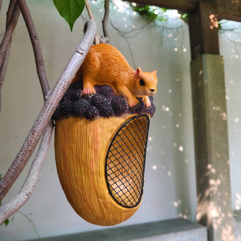 Viseća hranilica za ptice s vjevericom i borovom šiškom, za vanjsku upotrebu – balkon i vrt (Kategorija: Životinje; Materijal: Smola; Tip materijala: Plastika, Smola; Poklon: Ne; IP ovlaštenje: Ne)