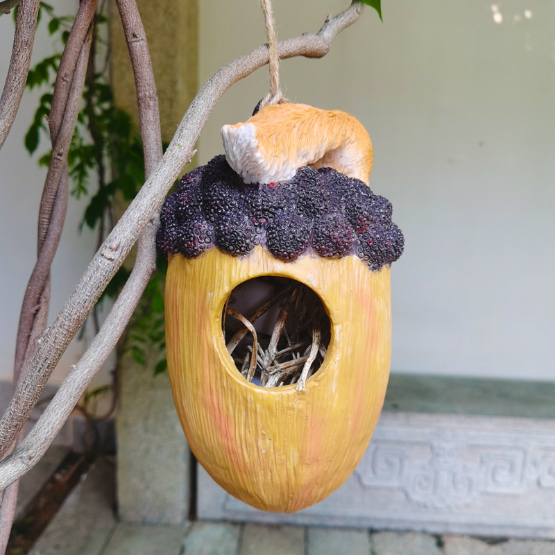 Viseća hranilica za ptice s vjevericom i borovom šiškom, za vanjsku upotrebu – balkon i vrt (Kategorija: Životinje; Materijal: Smola; Tip materijala: Plastika, Smola; Poklon: Ne; IP ovlaštenje: Ne)