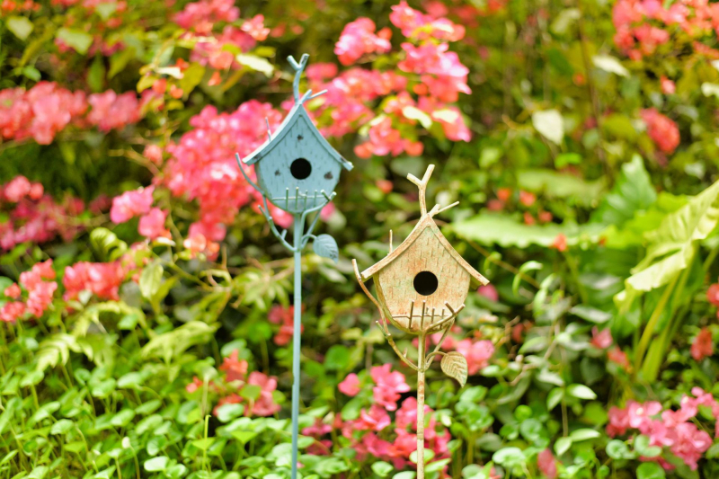 Kalto metalo sodo dekoras: paukščių namelis, gėlių laikiklis ir vijoklinių augalų atrama