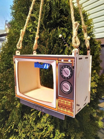 Medinė lesyklėlė paukščiams sode, TV formos, pagaminta Guangdong