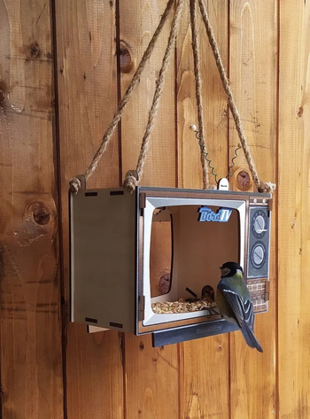 Medinė lesyklėlė paukščiams sode, TV formos, pagaminta Guangdong