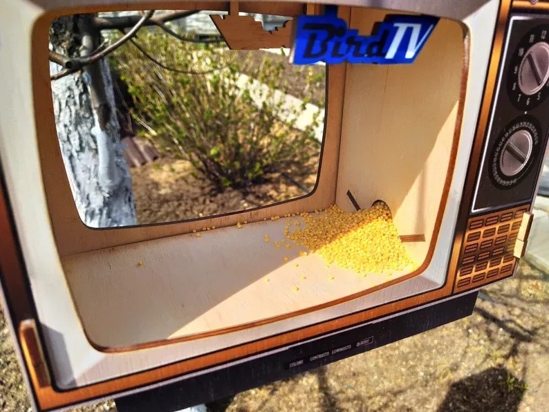 Medinė lesyklėlė paukščiams sode, TV formos, pagaminta Guangdong