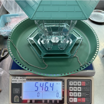 Kovácsoltvas madáretető és fürdő készlet, négyzetes geometriai kialakítás, modern minimalista stílus