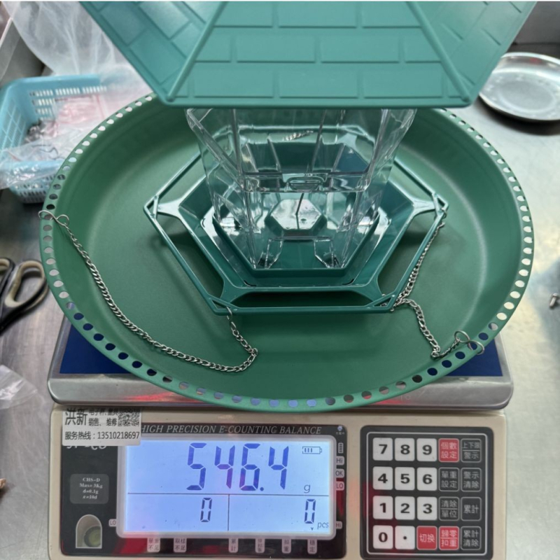 Kovácsoltvas madáretető és fürdő készlet, négyzetes geometriai kialakítás, modern minimalista stílus