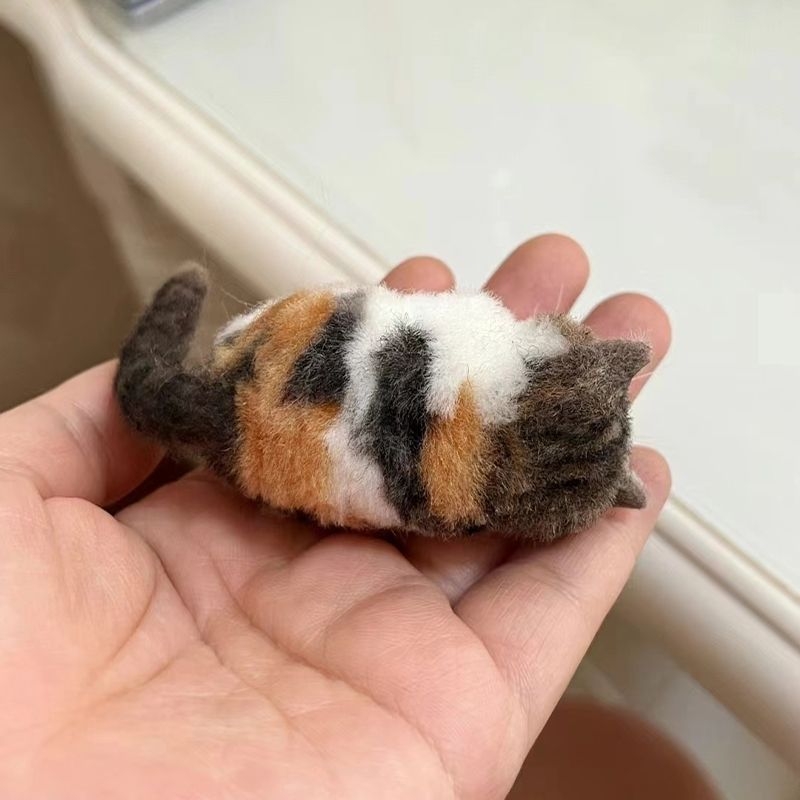 DIY készlet gyapjúfilcből macskának — kezdőknek, kézzel készült kreatív ajándék