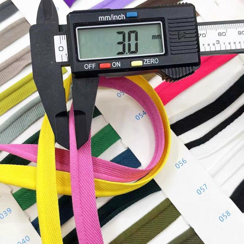 Elastinga vienpusė apdailos juostelė drabužiams ir namų tekstilei; tinkama šiems drabužiams, mokyklos uniformos kelnių, pagalvėms ir užuolaidoms