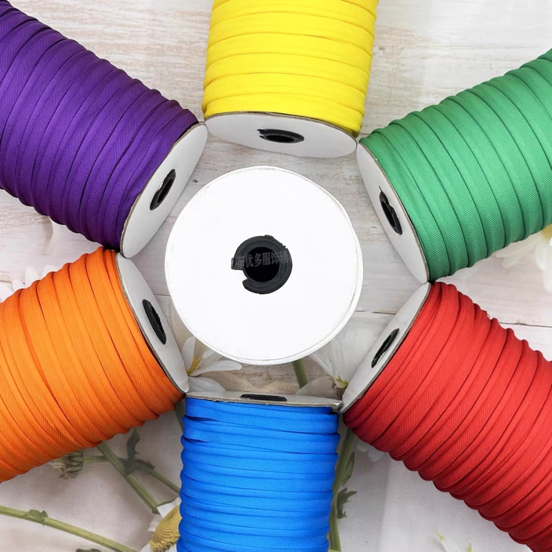 Elastinga vienpusė apdailos juostelė drabužiams ir namų tekstilei; tinkama šiems drabužiams, mokyklos uniformos kelnių, pagalvėms ir užuolaidoms