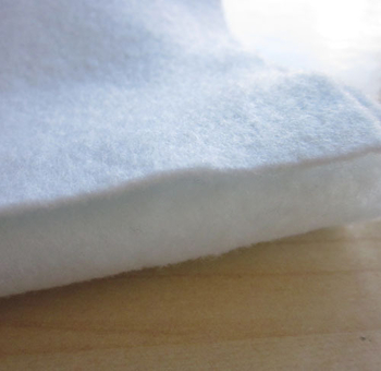 Poliesteru adatu caurdurta oderes audums drēbēm, platums 97 mm, masa 120 g/m²