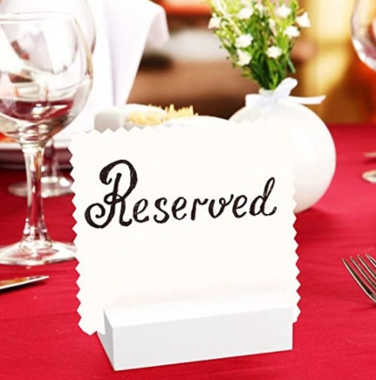 Fából készült kártyatartó és asztalszám-tartó esküvők és rendezvényekhez, fenyőfa, polírozott felület, kalligráfia és festészet motívum, logó nyomtatás elérhető