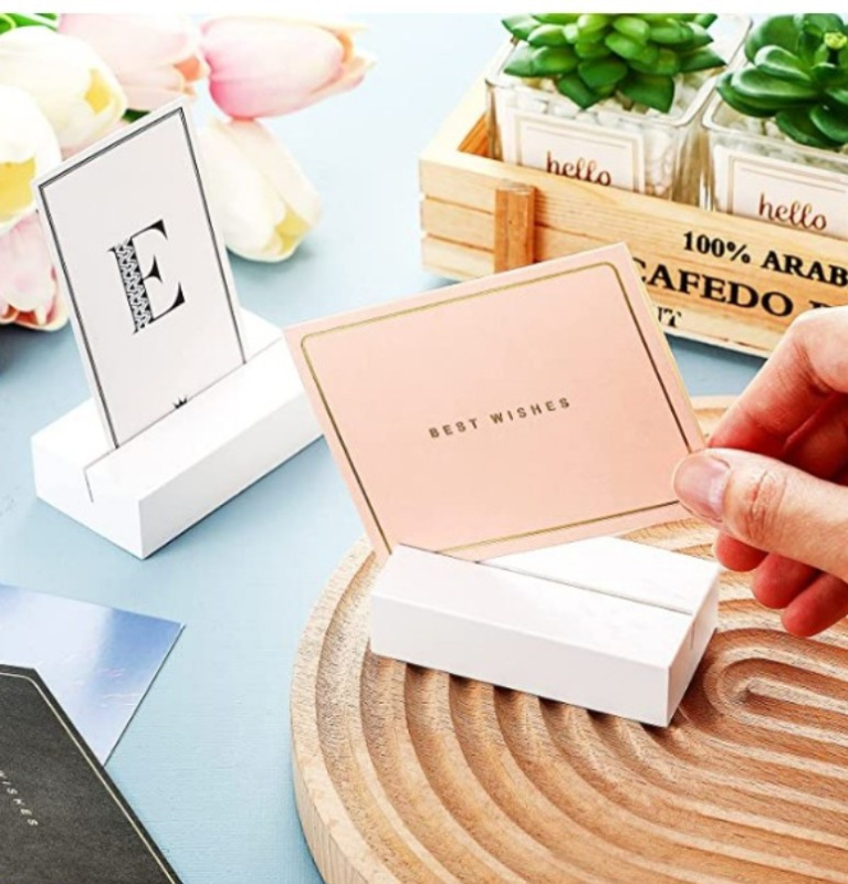 Fából készült kártyatartó és asztalszám-tartó esküvők és rendezvényekhez, fenyőfa, polírozott felület, kalligráfia és festészet motívum, logó nyomtatás elérhető