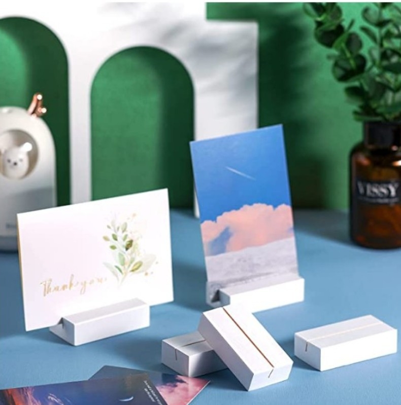 Fából készült kártyatartó és asztalszám-tartó esküvők és rendezvényekhez, fenyőfa, polírozott felület, kalligráfia és festészet motívum, logó nyomtatás elérhető