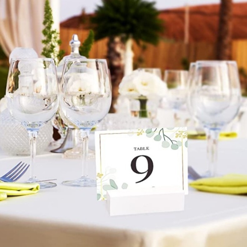 Fából készült kártyatartó és asztalszám-tartó esküvők és rendezvényekhez, fenyőfa, polírozott felület, kalligráfia és festészet motívum, logó nyomtatás elérhető