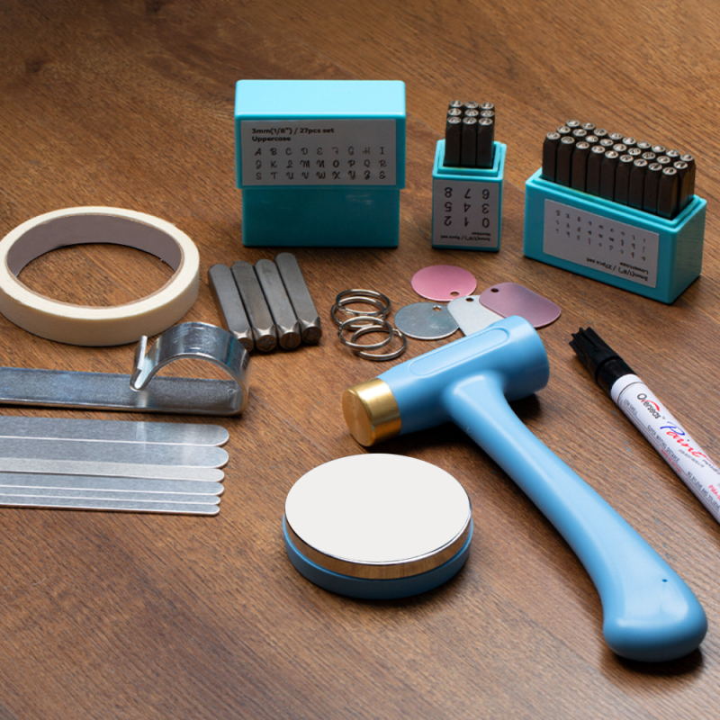 Инструменти за изработване на бижута – комплект метални печати за букви, инструмент за огъване на гривни, алуминиева лента (Материал: Метал; Персонализиране: Да; Сезон: Лято 2024)