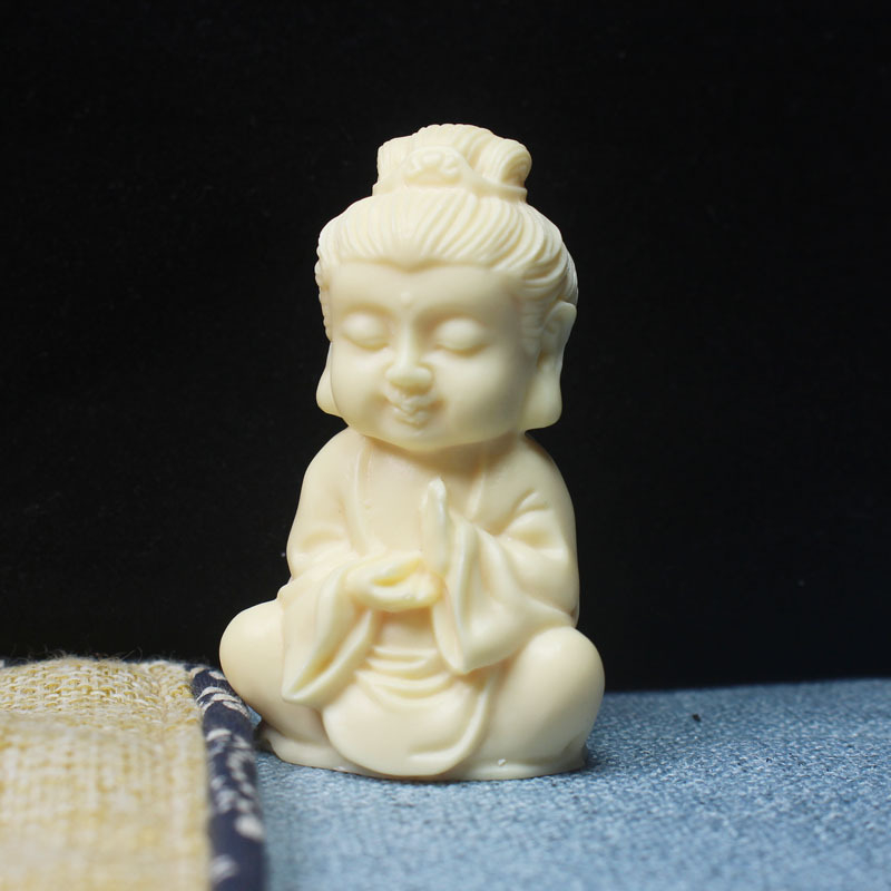 Guanyin rezbarena figurica, drvo slonovača voćno, okrugla skulptura, polirana površina, polu ručna izrada, dekor u novokineskom stilu