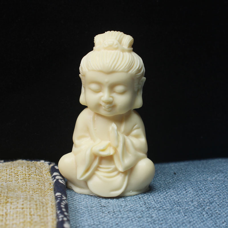 Guanyin rezbarena figurica, drvo slonovača voćno, okrugla skulptura, polirana površina, polu ručna izrada, dekor u novokineskom stilu