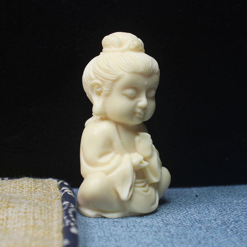 Guanyin rezbarena figurica, drvo slonovača voćno, okrugla skulptura, polirana površina, polu ručna izrada, dekor u novokineskom stilu