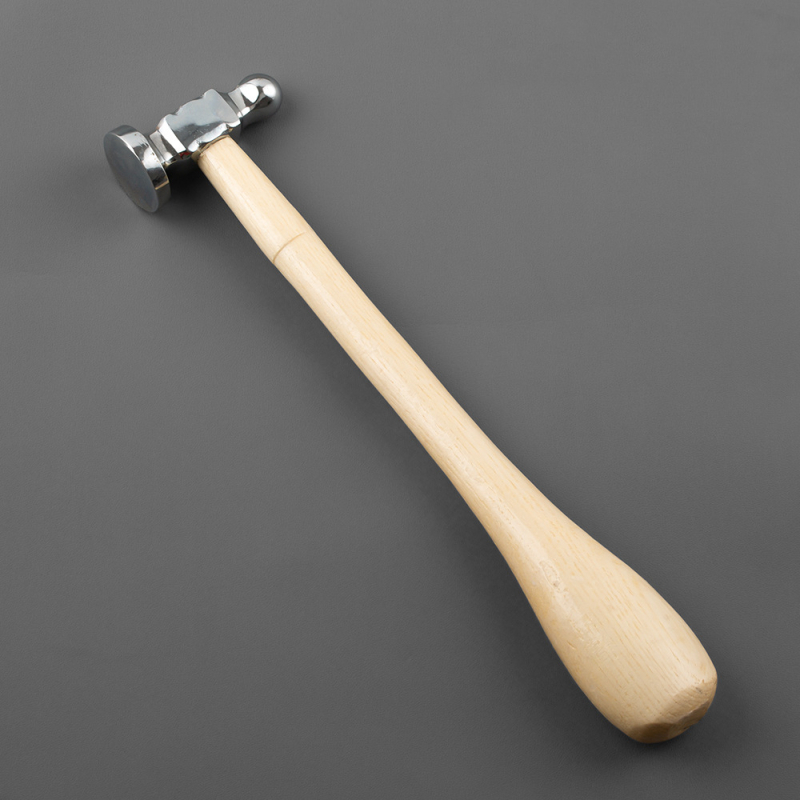 Ювелирен чук за коване с дървена дръжка – инструмент за обработка на злато и сребро
