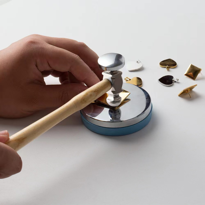 Ювелирен чук за коване с дървена дръжка – инструмент за обработка на злато и сребро