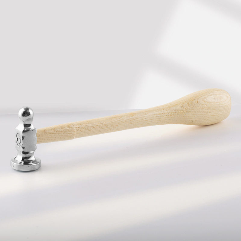 Ювелирен чук за коване с дървена дръжка – инструмент за обработка на злато и сребро