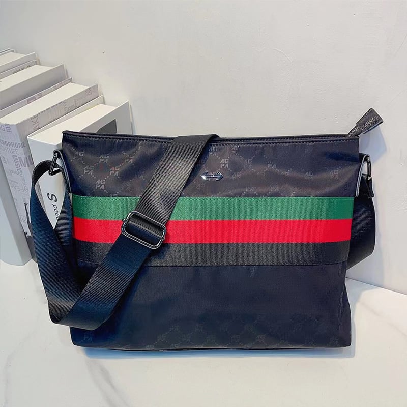 Nylon keresztpántos táska cipzáras zárással, városi egyszerű stílus, belső zsebek (cipzáras zseb, zseb telefon, zseb ID) és poliészter–pamut bélés.