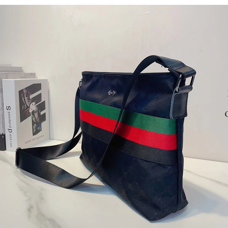 Nylon keresztpántos táska cipzáras zárással, városi egyszerű stílus, belső zsebek (cipzáras zseb, zseb telefon, zseb ID) és poliészter–pamut bélés.