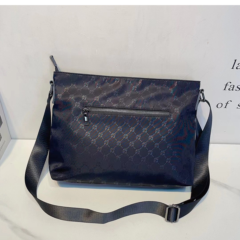 Nylon keresztpántos táska cipzáras zárással, városi egyszerű stílus, belső zsebek (cipzáras zseb, zseb telefon, zseb ID) és poliészter–pamut bélés.