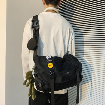 Keresztpántos messenger táska – külső nejlon, belső poliészter, stílus messenger, vízszintes négyzet alakú forma, nyílás fedővel