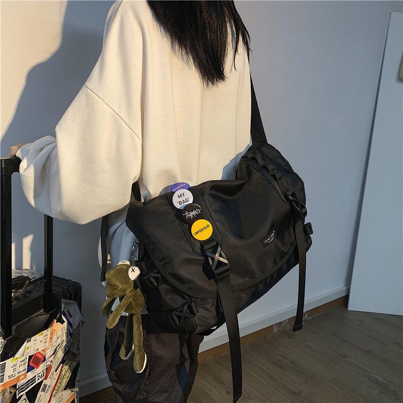 Keresztpántos messenger táska – külső nejlon, belső poliészter, stílus messenger, vízszintes négyzet alakú forma, nyílás fedővel