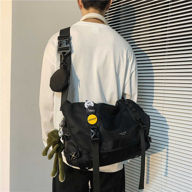 Geantă crossbody de tip messenger – exterior din nailon, căptușeală poliester, stil messenger, formă orizontal pătrată, închidere cu clapă