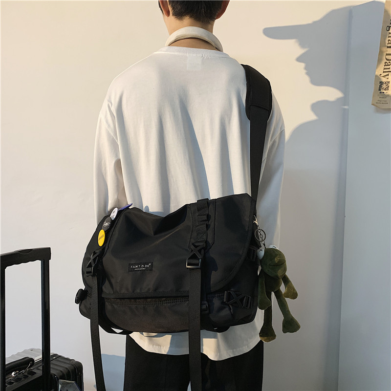 Geantă crossbody de tip messenger – exterior din nailon, căptușeală poliester, stil messenger, formă orizontal pătrată, închidere cu clapă