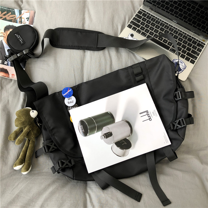 Geantă crossbody de tip messenger – exterior din nailon, căptușeală poliester, stil messenger, formă orizontal pătrată, închidere cu clapă